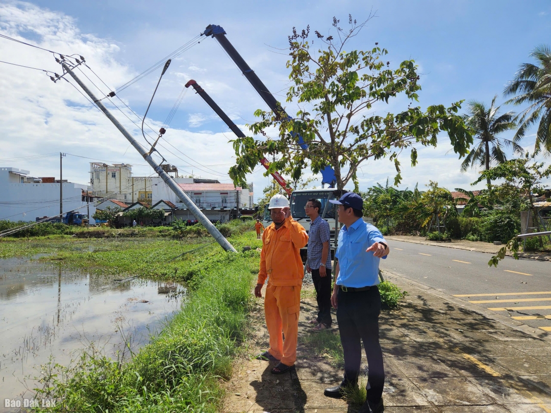 Phường Đông Hòa và ngành Điện lực khẩn trương khắc phục lưới điện phục vụ cuộc sống người dân. Ảnh: V.Tài