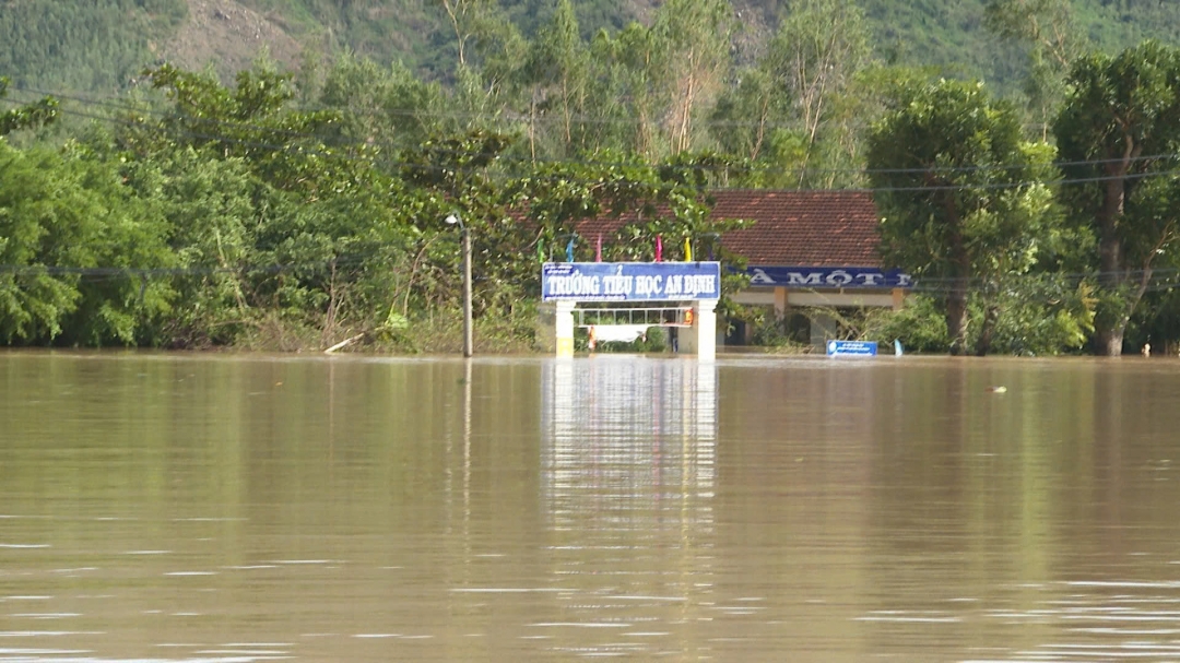 Một ngôi trường bị chìm trong nước lũ ở xã Tuy An Bắc sáng ngày 7/11. Ảnh: Thùy Thảo