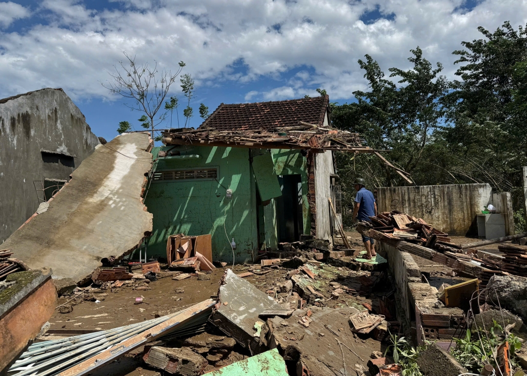 Một căn nhà ở xã Phú Mỡ bị sập hoàn toàn sau cơn bão. Ảnh: Hồ Như