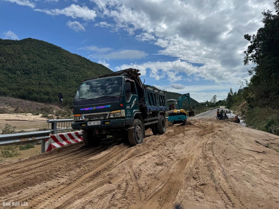 Nhiều đoạn trên tuyến quốc lộ 19C bị sạt lở hư hỏng do bão. Ảnh: H.Như