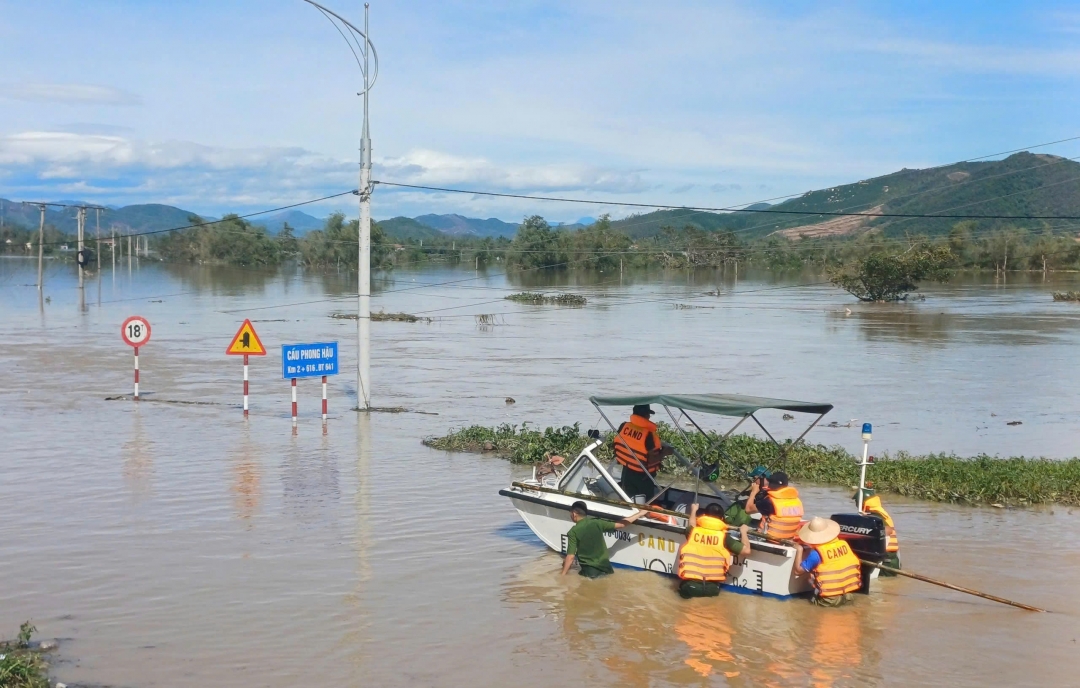 Sáng 7/11, sau khi bão tan là mênh mông biển nước, nhiều khu vực bị cô lập. Ảnh: Duy Tiến