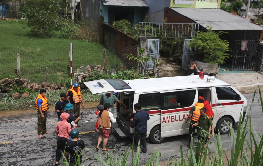 Xe cấp cứu đưa người dân đi cấp cứu ở xã Tuy An Bắc. Ảnh: Duy Tiến