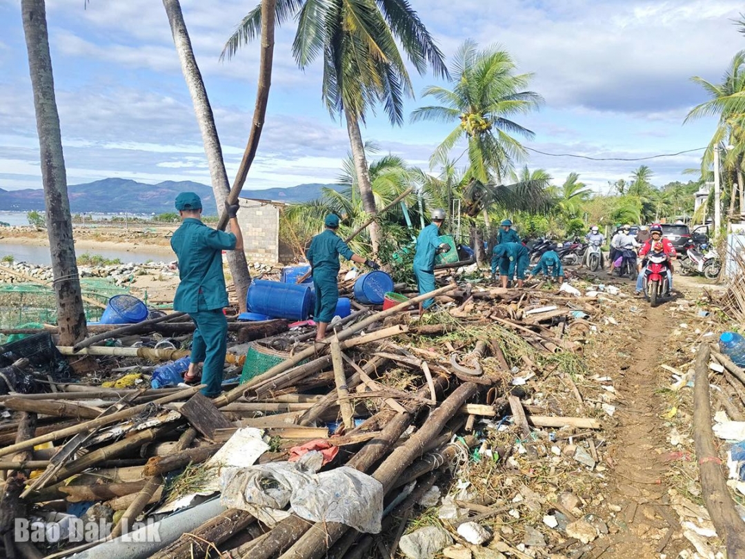 Ban Chỉ huy Phòng thủ khu vực 1 - Sông Cầu cùng các lực lượng chức năng tập trung thông tuyến đường tại Vũng La, phường Sông Cầu.