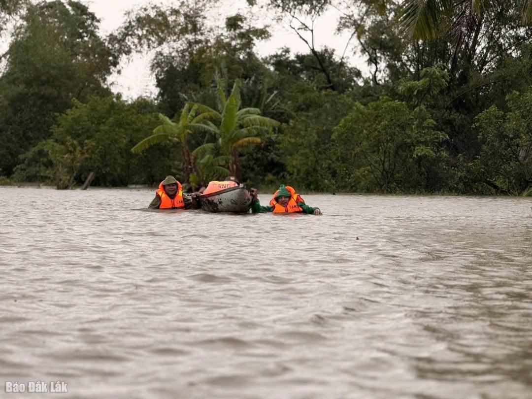 Nhiều khu vực trên địa bàn các xã, phường phía Đông tỉnh vẫn đang ngập sâu trong nước.