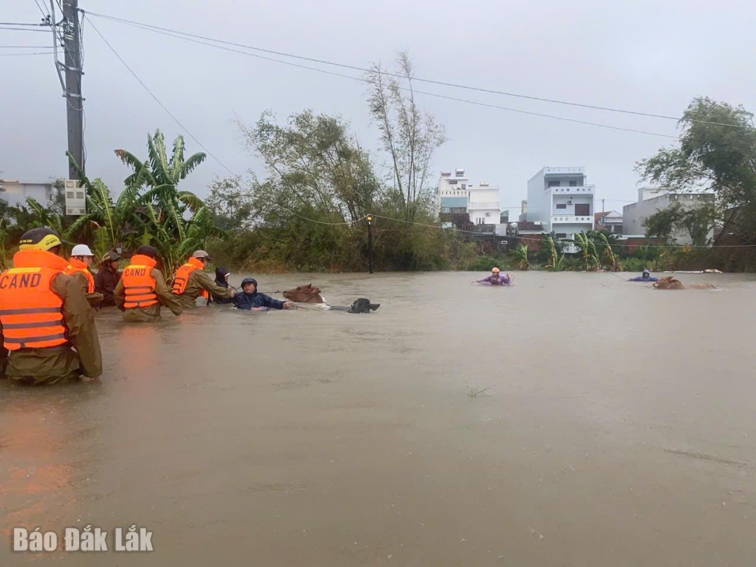 Lực lượng chức năng phường Phú Yên hỗ trợ đưa người và tài sản của dân ra khỏi vùng ngập.