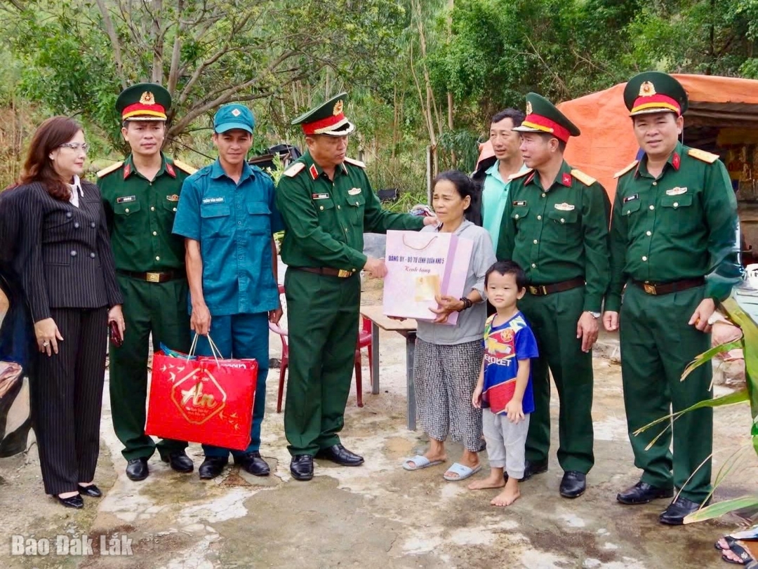 Đoàn công tác Quân khu 5 thăm hỏi người dân phường Sông Cầu bị thiệt hại nặng do bão số 13. Ảnh: Y Kiệt