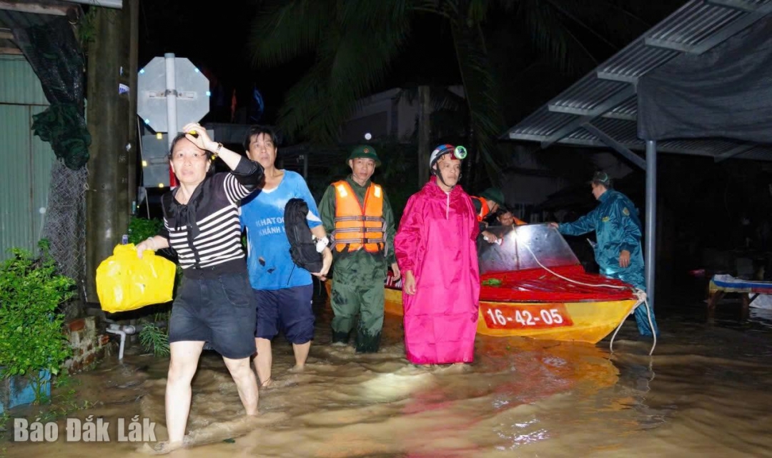 Các lực lượng tham gia hỗ trợ người dân sơ tán trong đêm. Ảnh: Tiến Lượng