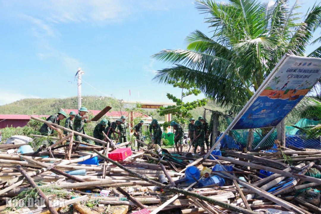 Trung đoàn 888 giúp dân khắc phục hậu quả sau bão. Ảnh Tiến Lượng