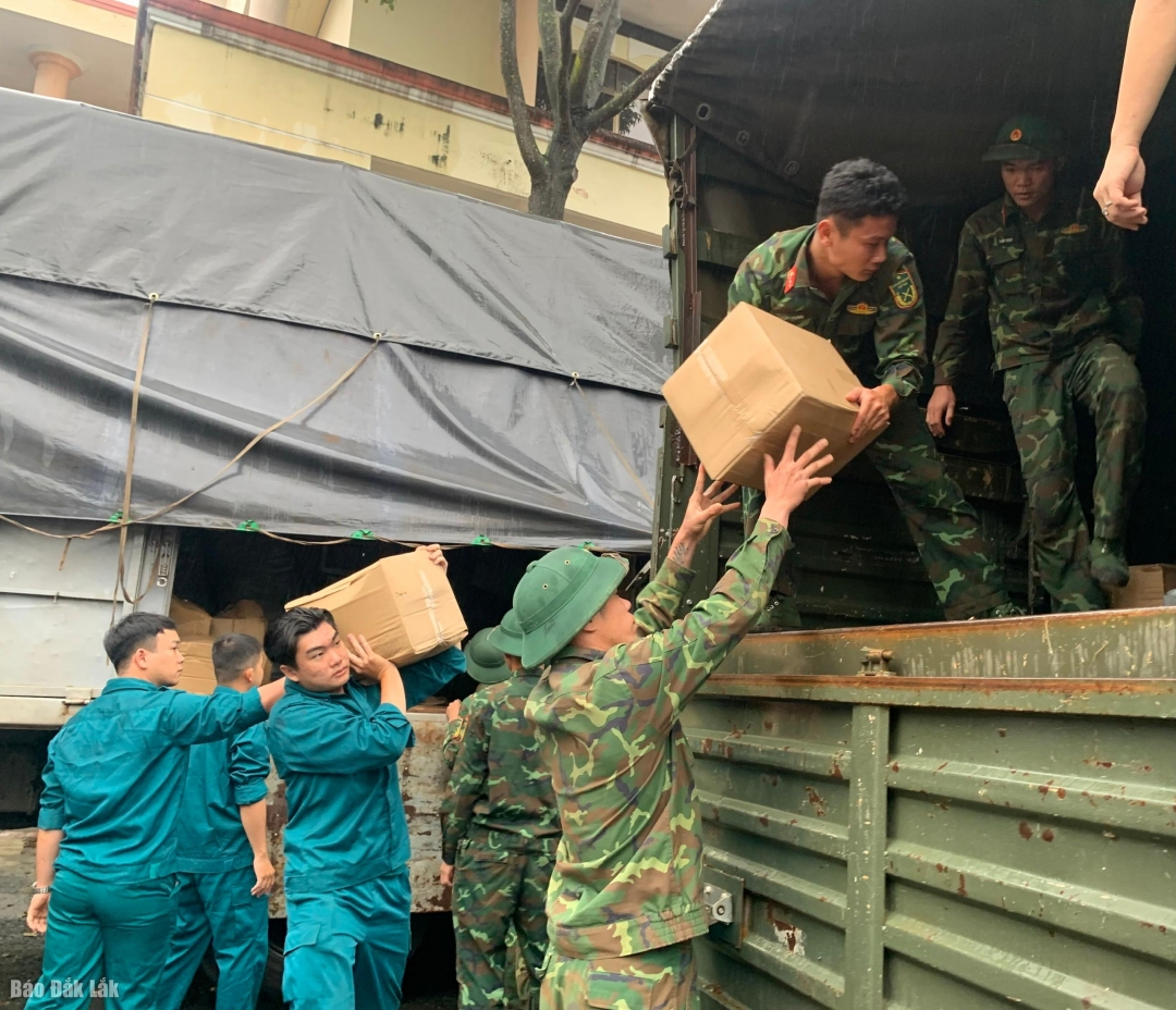 Lực lượng quân đội hỗ trợ bốc dỡ hàng hóa do PV GAS ủng hộ bà con vùng lũ