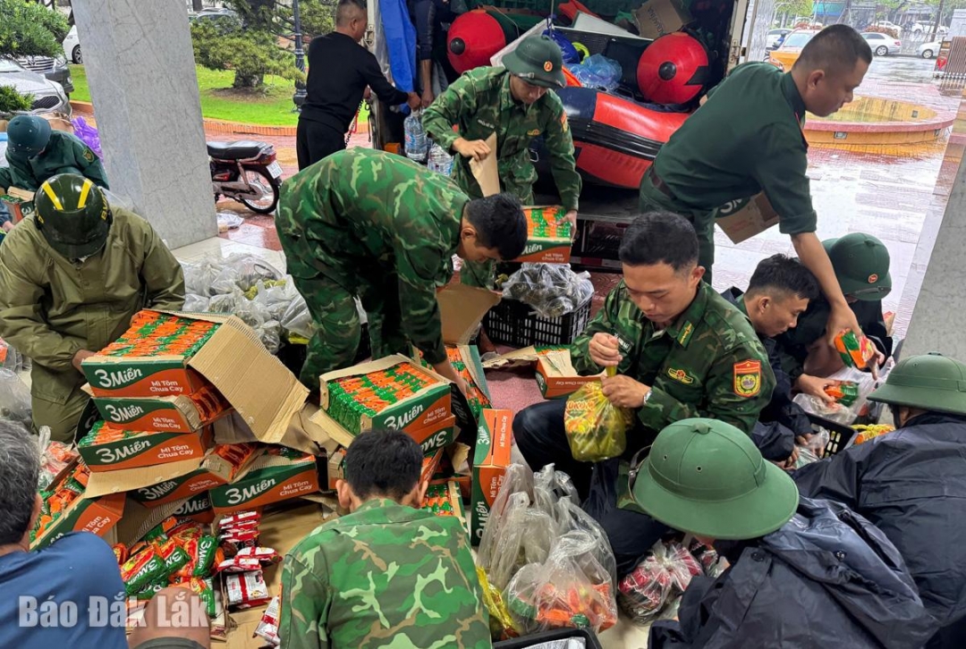 Đồn Biên phòng Tuy Hòa  tiếp tục tăng cường lực lượng tham gia hỗ trợ tiếp tế nhu yếu phẩm cho nhân dân trên 3 phường Phú Yên, Tuy Hòa, Bình Kiến