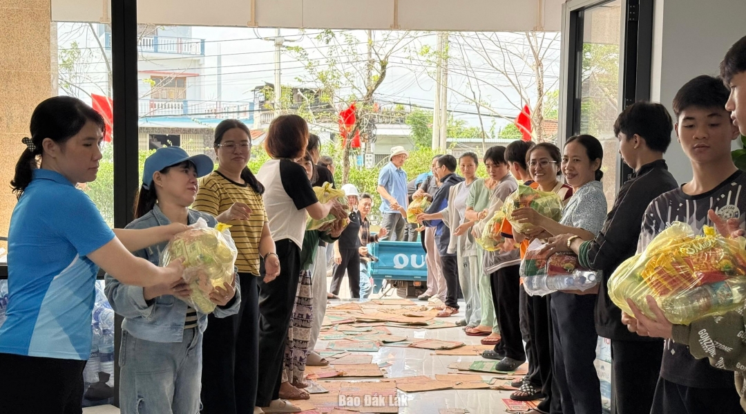 Đoàn viên thanh niên phường Phú Yên hỗ trợ vận chuyển quà cứu trợ đến với người dân bị ảnh hưởng do mưa lũ,