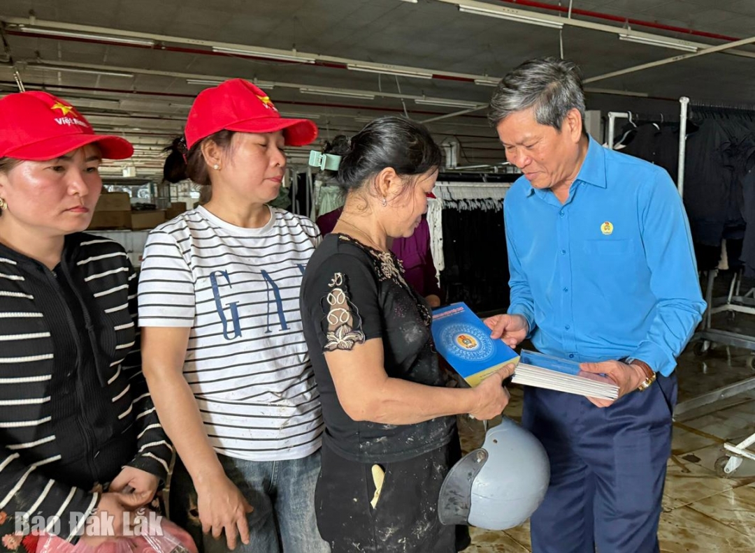 Ông Huỳnh Thanh Xuân, Phó Chủ tịch Tổng Liên đào Lao động Việt Nam hỗ trợ đoàn viên, người lao động Công ty Cổ phần An Hưng sớm gượng dậy sau mưa lũ,