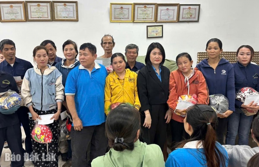 Lãnh đạo Liên đoàn Lao động tỉnh tặng quà cho công nhân, người lao động của Xí nghiệp chế biến song may xuất khẩu Hòa Hiệp.