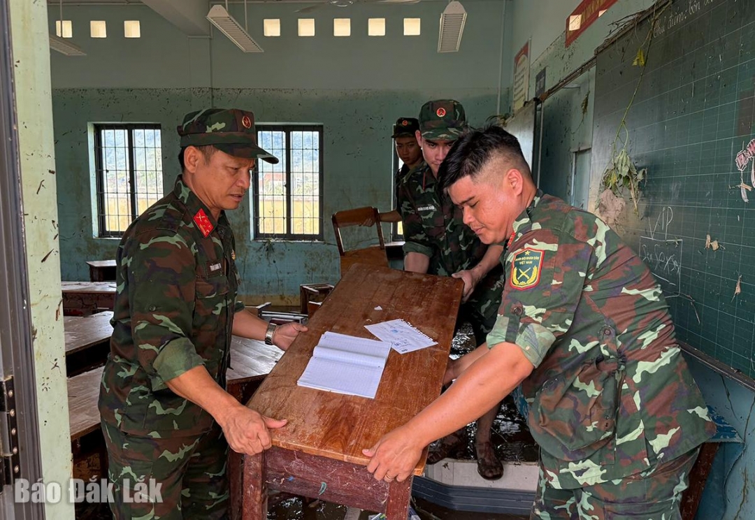Lực lượng quân sự hỗ trợ Trường tiểu học Phú Mỡ khắc phục hậu quả sau bão.