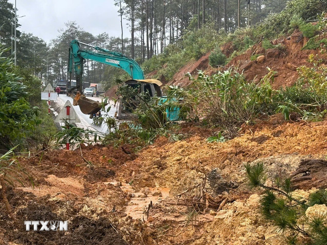 Sạt lở tại Km112+900 đã chia cắt hoàn toàn tuyến Quốc lộ 24. (Ảnh: Dư Toán/TTXVN)