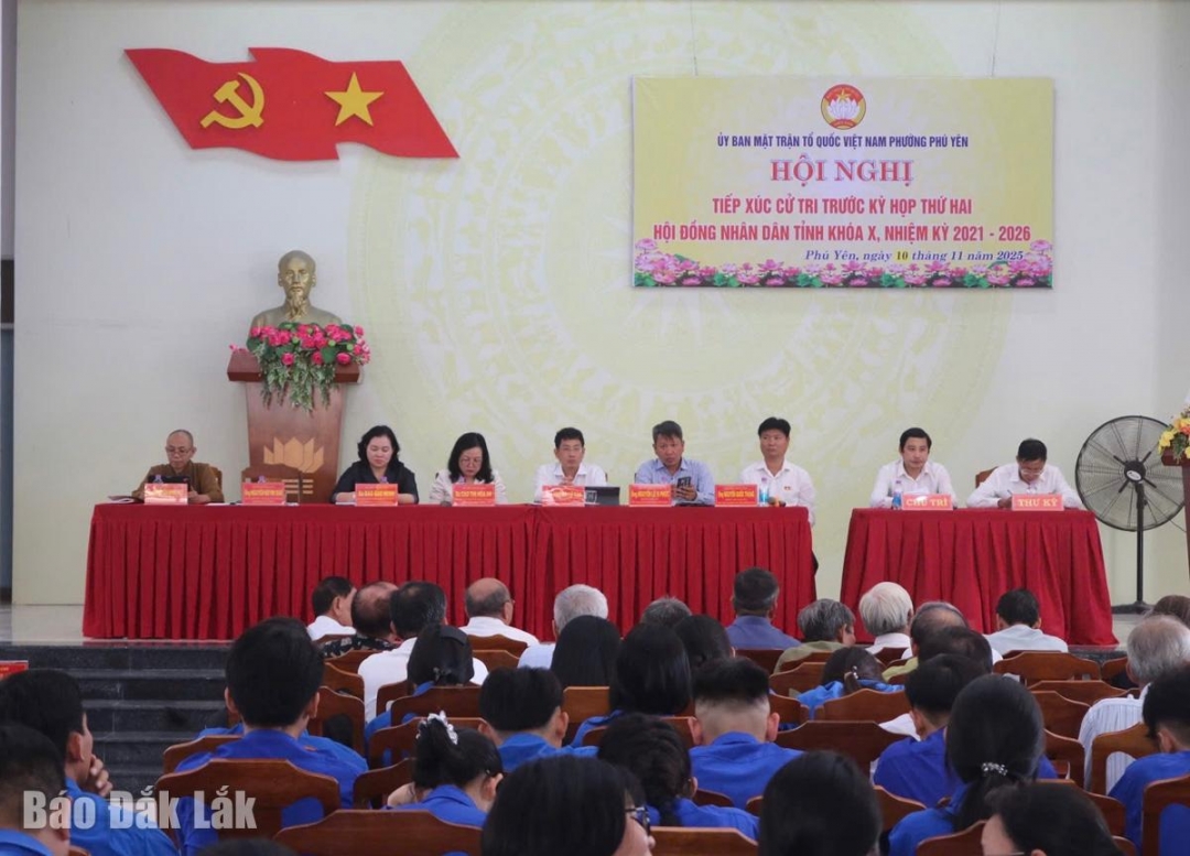 Quang cảnh buổi tiếp xúc cử tri.