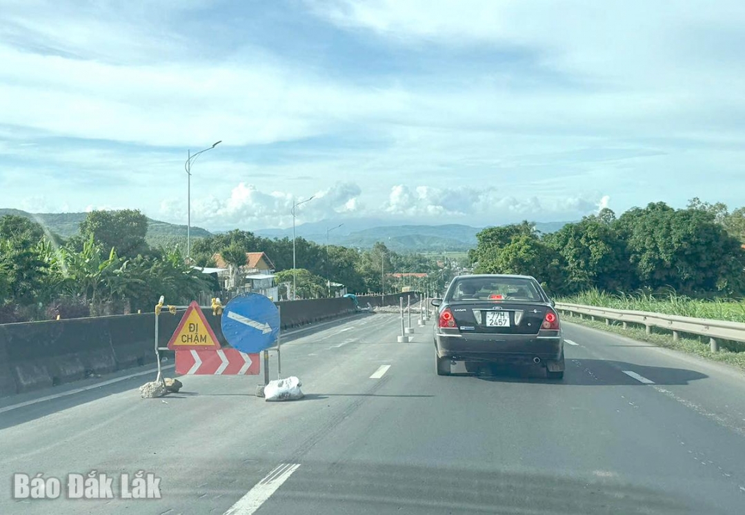 Nhà thầu lắp biển báo, căng dây phân làn giao thông trên tuyến quốc lộ 1 đoạn đang thi công.