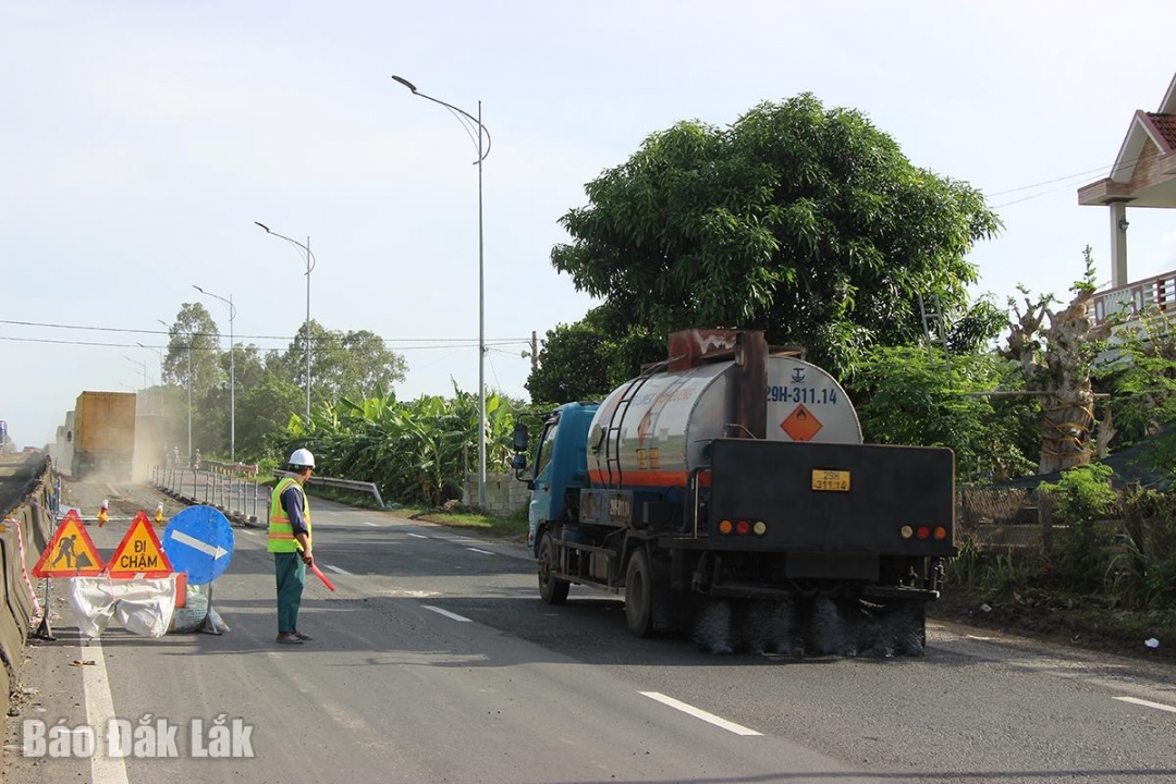 Đơn vị thi công bí trí người điều tiết giao thông đoạn công trình đang triển khai.