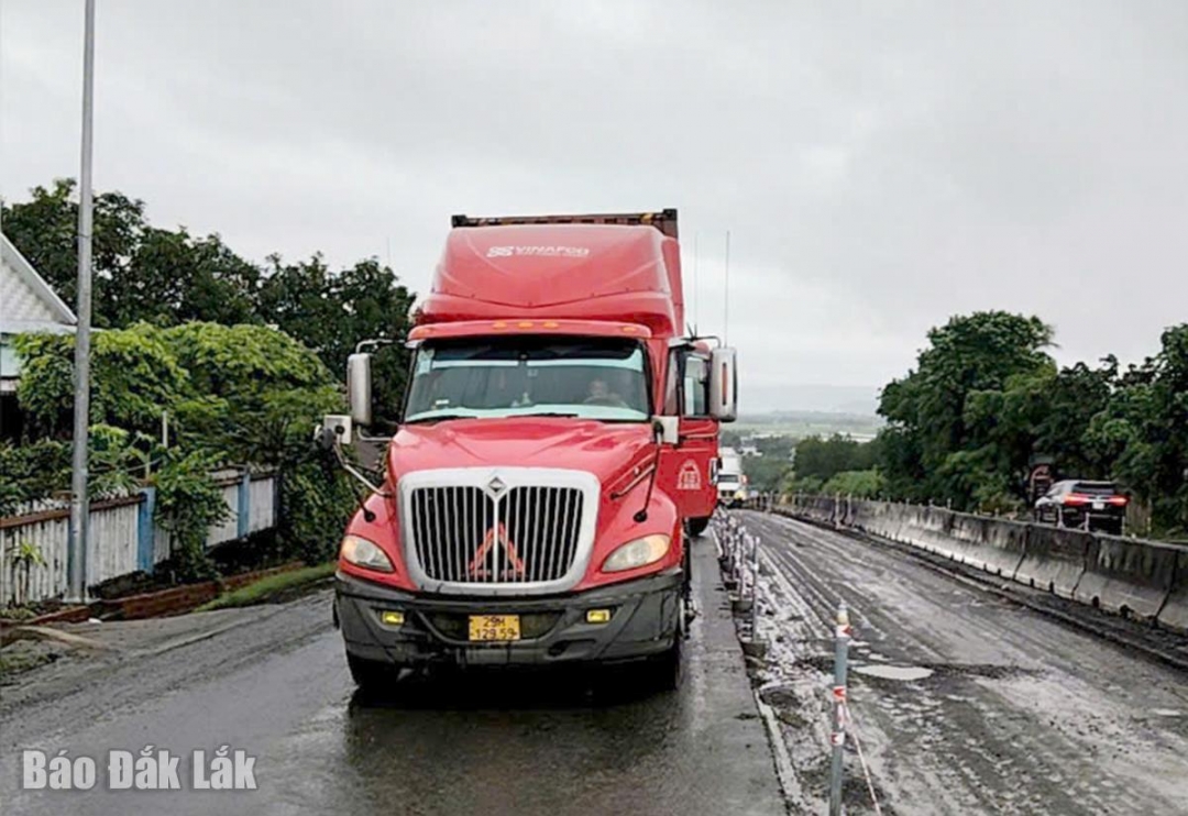 Một phương tiện bị chết máy khi di chuyển qua đoạn đèo dốc có công trình đang thi công, gây ùn tắc giao thông trên tuyến.