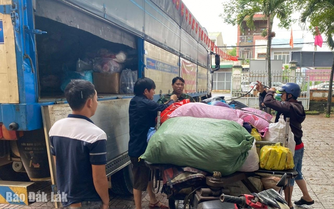 Nhân dân phường Thành Nhất quyên góp nhu yếu phẩm, quần áo, nước uống cho phía Đông Đawk Lăks