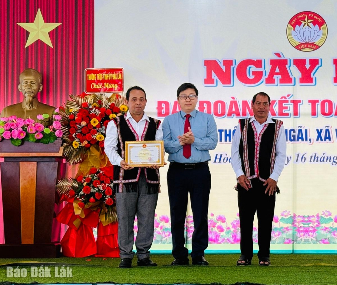 Ông Lê Văn Quy, Bí thư Đảng ủy, Chủ tịch HĐND xã Vân Hòa trao quyết định công nhận thôn Văn hóa cho lãnh đạo thôn Hòa Ngãi.