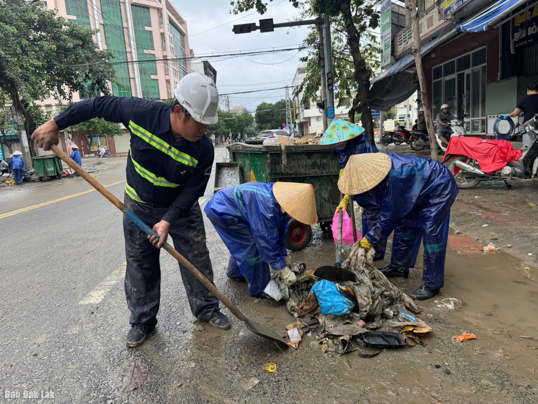 Công nhân Công ty Cổ phần Môi trường đô thị Phú Yên dùng xe đẩy, thu gom rác, bùn trên các tuyến đường ở phường Tuy Hòa.