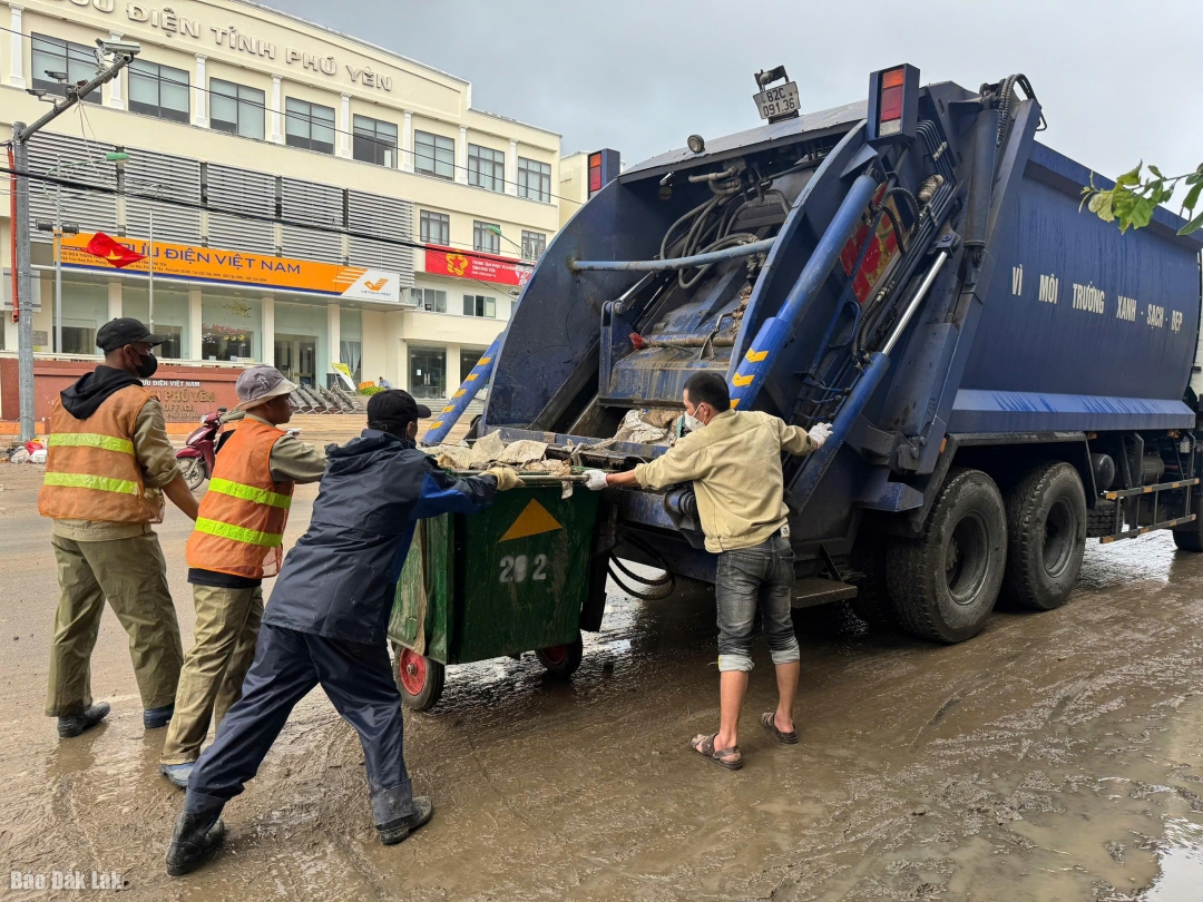 Xe rác cùng công nhân của Công ty Cổ phần Môi trường Kon Tum tham thu gom rác trên đường Trần Hưng Đạo.