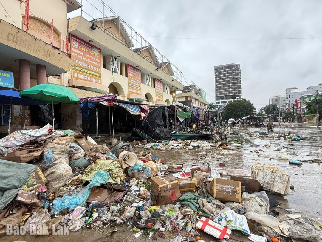Hàng hóa của các tiểu thương tại chợ bị ngấm bùn non hàng loạt, phải bỏ đi.