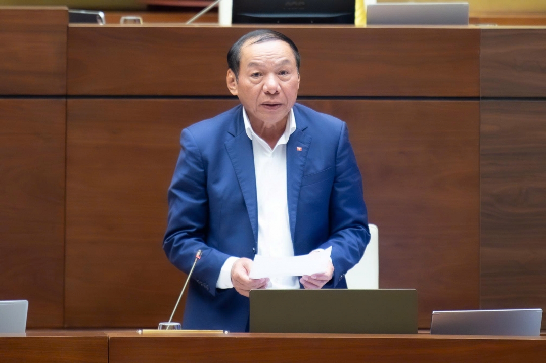 Bộ trưởng Bộ Văn hóa, Thể thao và Du lịch Nguyễn Văn Hùng giải trình các nội dung đại biểu quan tâm. Ảnh: quochoi.vn