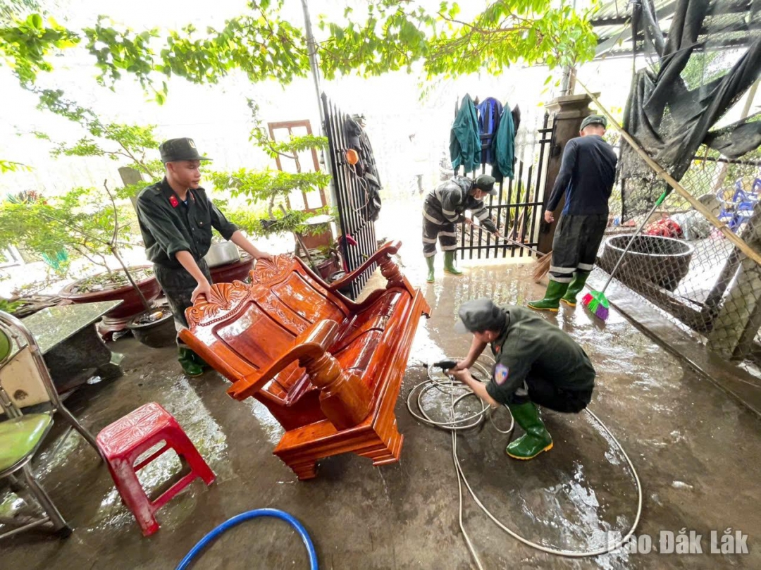 Giúp bà con xịt rửa các vật dụng trong nhà.