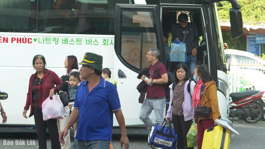 ngành Đường sắt cũng tạo điều kiện để hành khách trong khu vực bị ảnh hưởng của cơn bão số 13 có thể trả vé không mất phí.