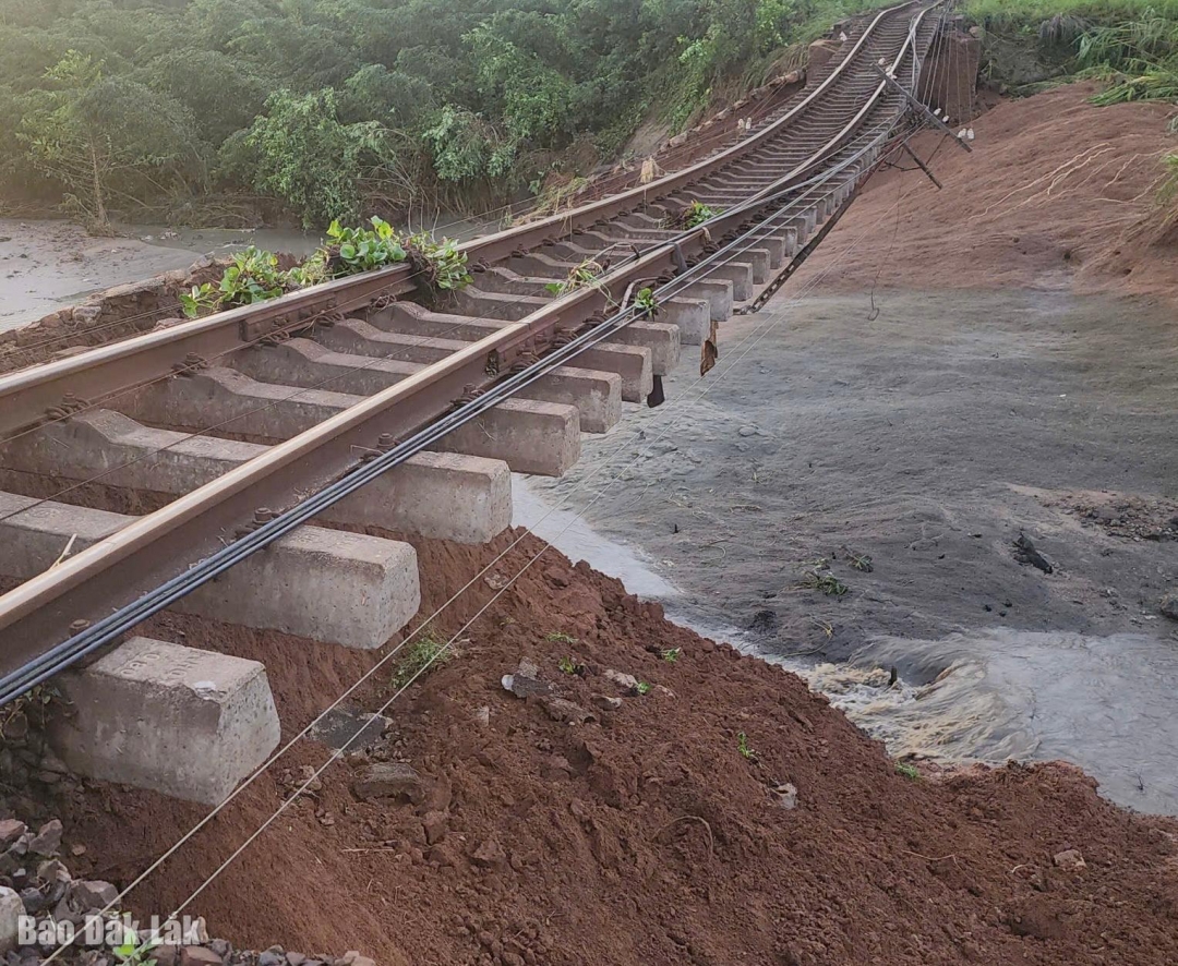 Một đoạn của tuyến đường sắt qua tỉnh Đắk Lawsk bị sạt lở