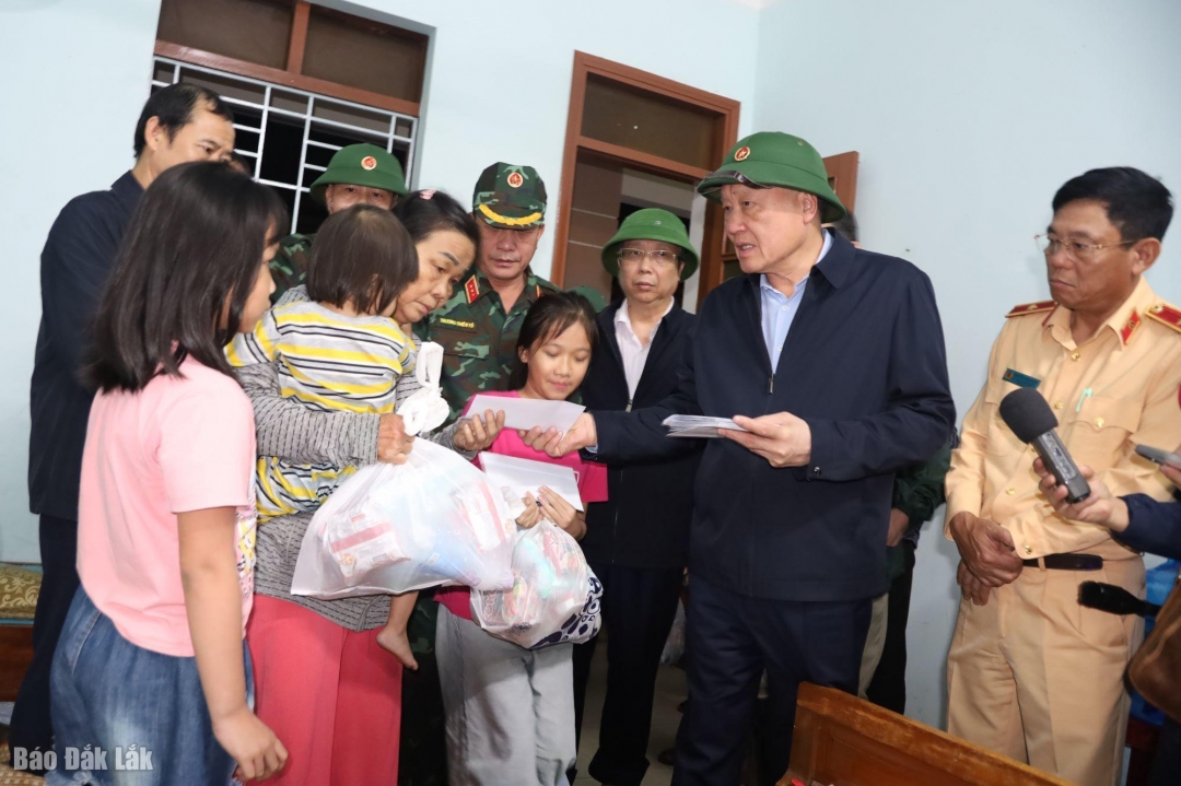 và hỗ trợ, trao quà cho các hộ dân.