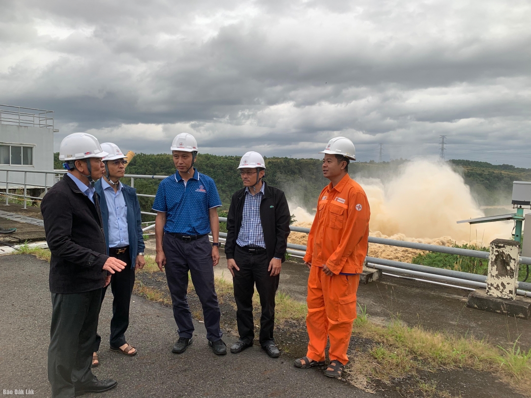 Đoàn công tác kiếm tra tại Thuỷ điện Srêpốk 3 vào chiều 22/11. Ảnh: Đăng Triều