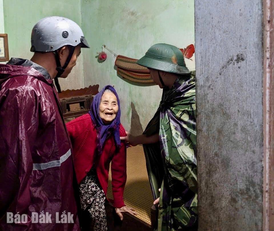 bộ đội, lực lượng dân quân cùng chính quyền địa phương đưa người dân đến nơi tránh trú bão an toàn.