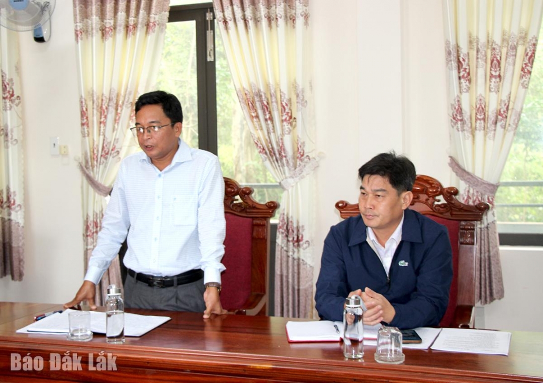 Bí thư Đảng ủy xã Sơn Hòa Nay Y Blung báo cáo tại buổi làm việc.