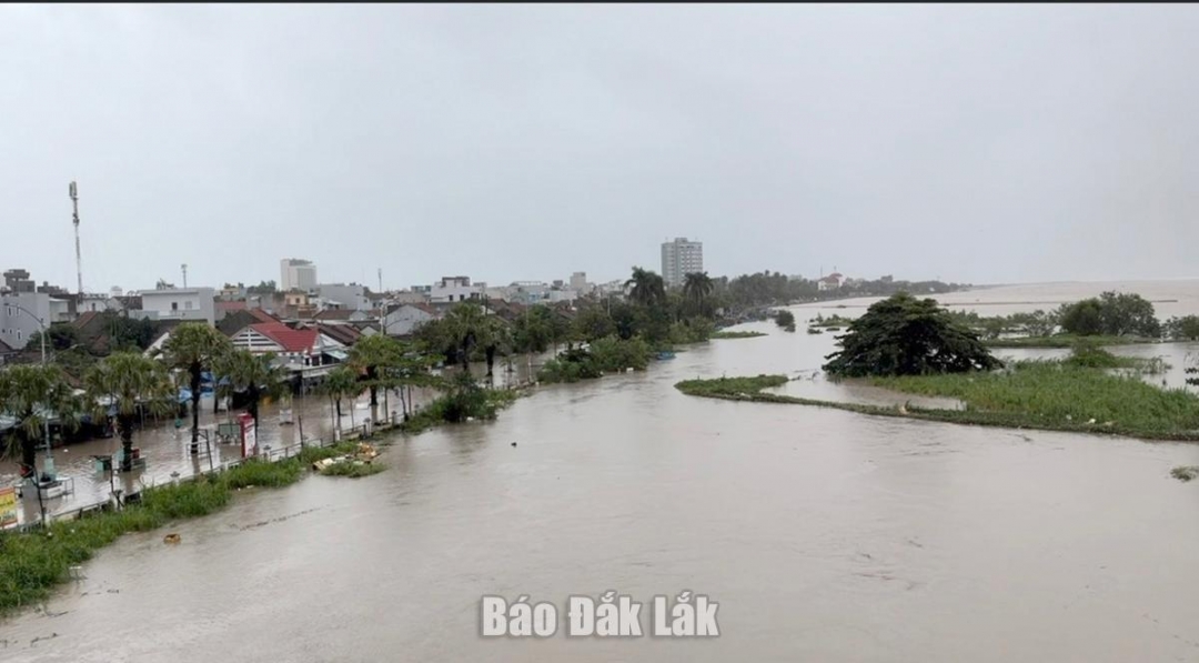 Nước trên sông Ba lên nhanh khiến nhiều một số trạm xử lý nước bị ngập.