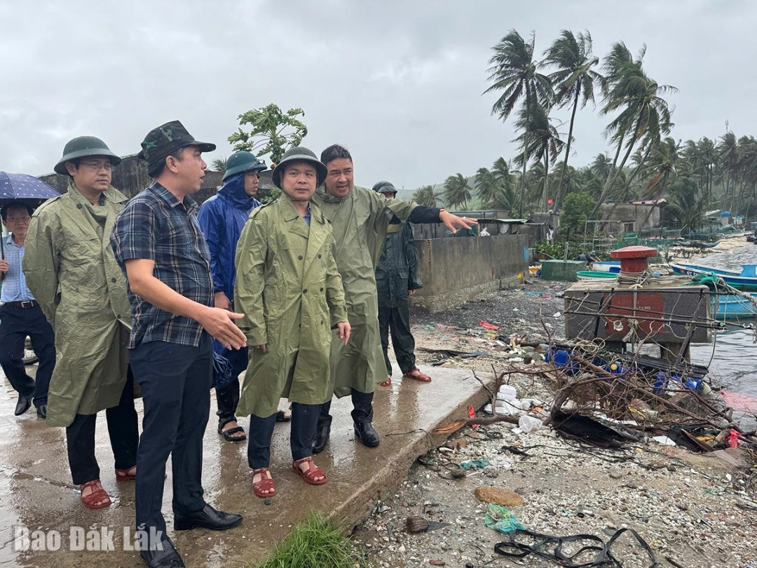 Phó Bí thư Tỉnh ủy Đỗ Hữu Huy kiểm tra điểm neo đậu tàu thuyền Vũng Chào.