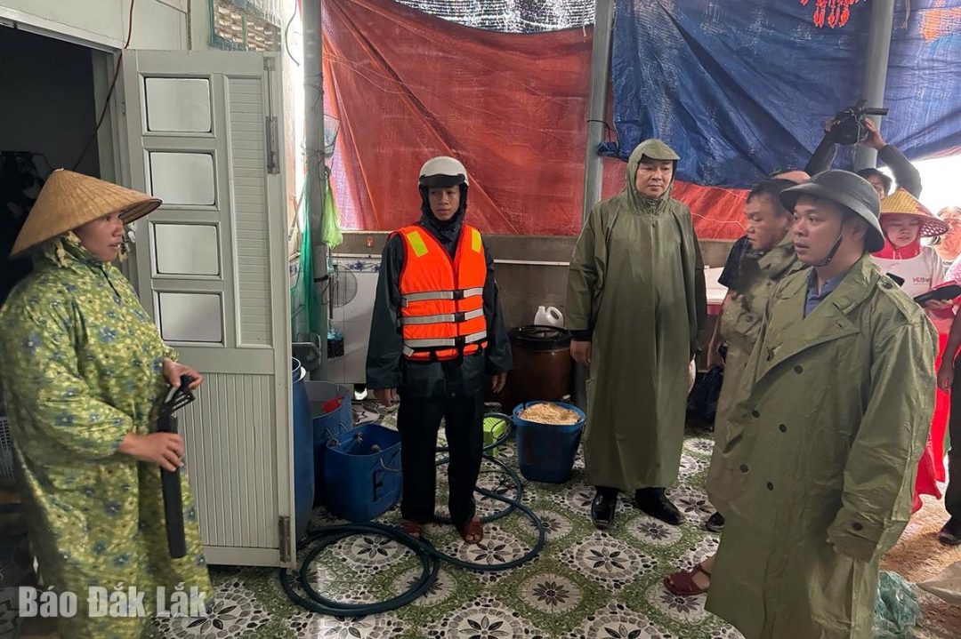 Phó Bí thư Tỉnh ủy Đỗ Hữu Huy đến tận nhà dân, chỉ đạo chính quyền địa phương hỗ trợ người dân di chuyển đồ đạc đến nơi an toàn.