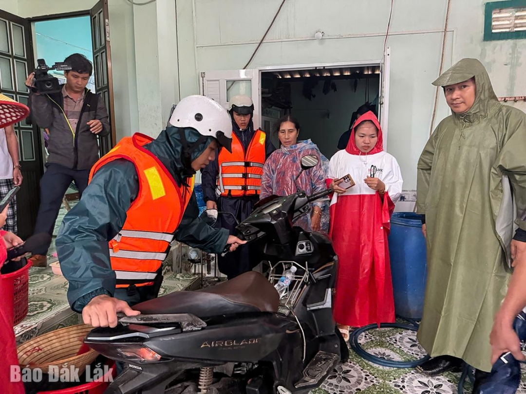 Chính quyền địa phương hỗ trợ người dân di chuyển đồ đạc.