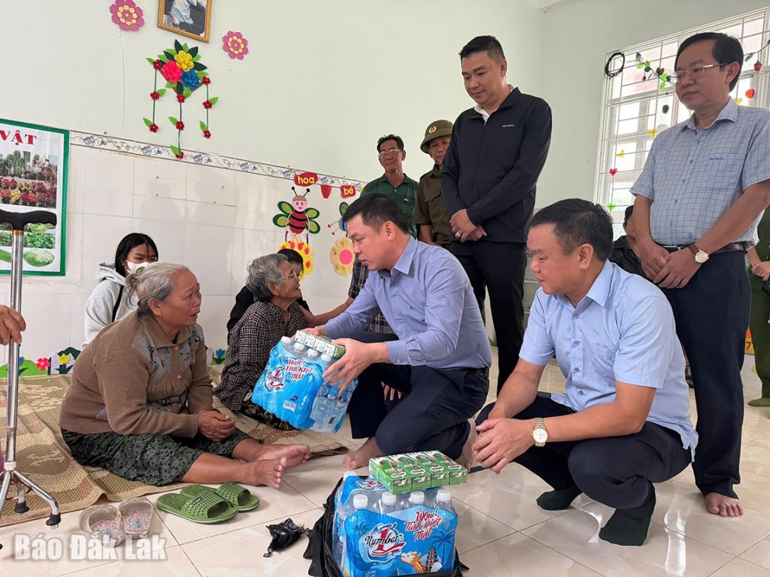 Phó Bí thư Tỉnh ủy Đỗ Hữu Huy tặng một số thực phẩm, nhu yếu phẩm cho người dân tại trụ sở Tổ dân phố Phước Lý.