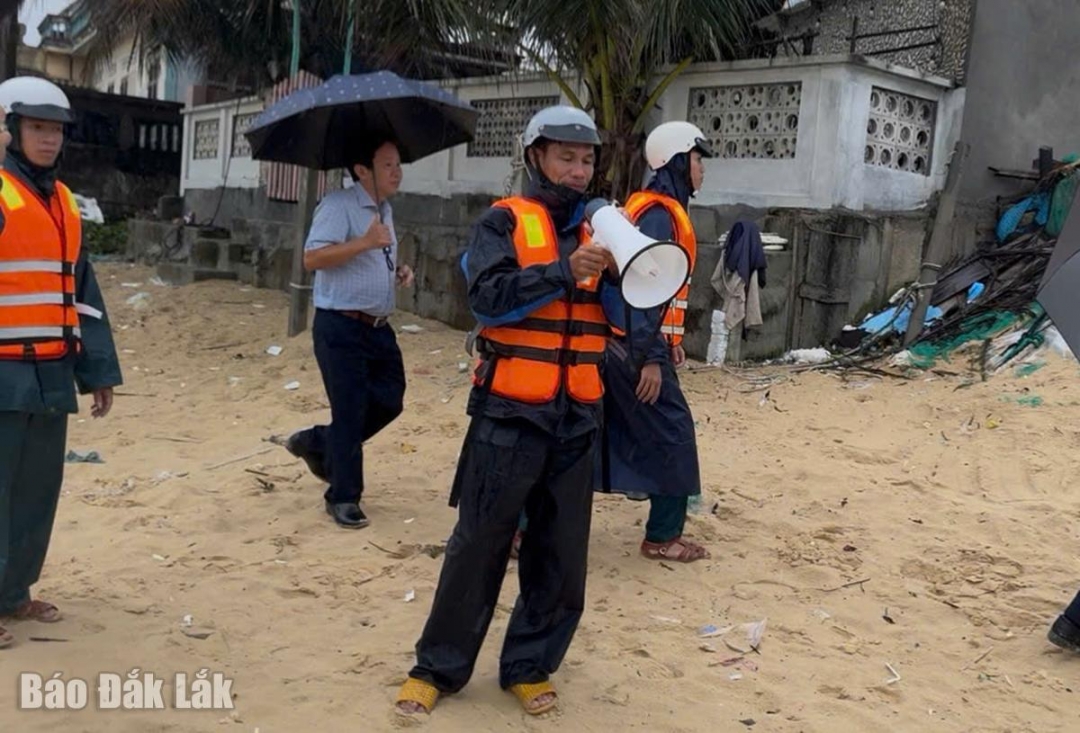 Địa phương tiếp tục phát loa cảnh báo bão tại các tổ dân phố.