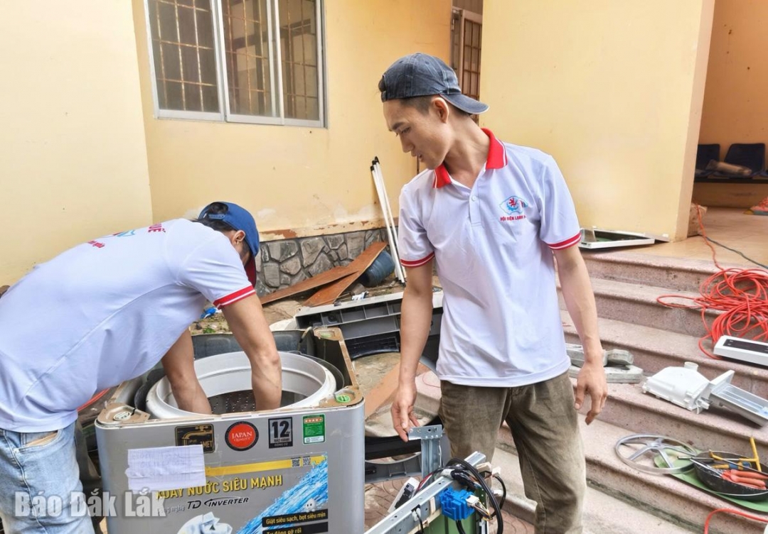 Hội Điện Lạnh Huế nỗ lực sửa chữa các thiết bị cho người dân.