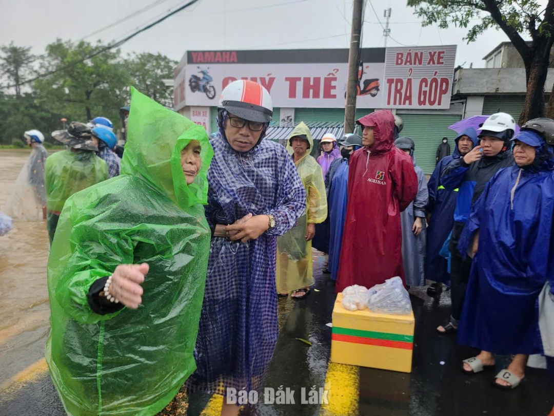 Lực lượng cứu hộ đưa người dân khu vực ngập lụt đến nơi an toàn.