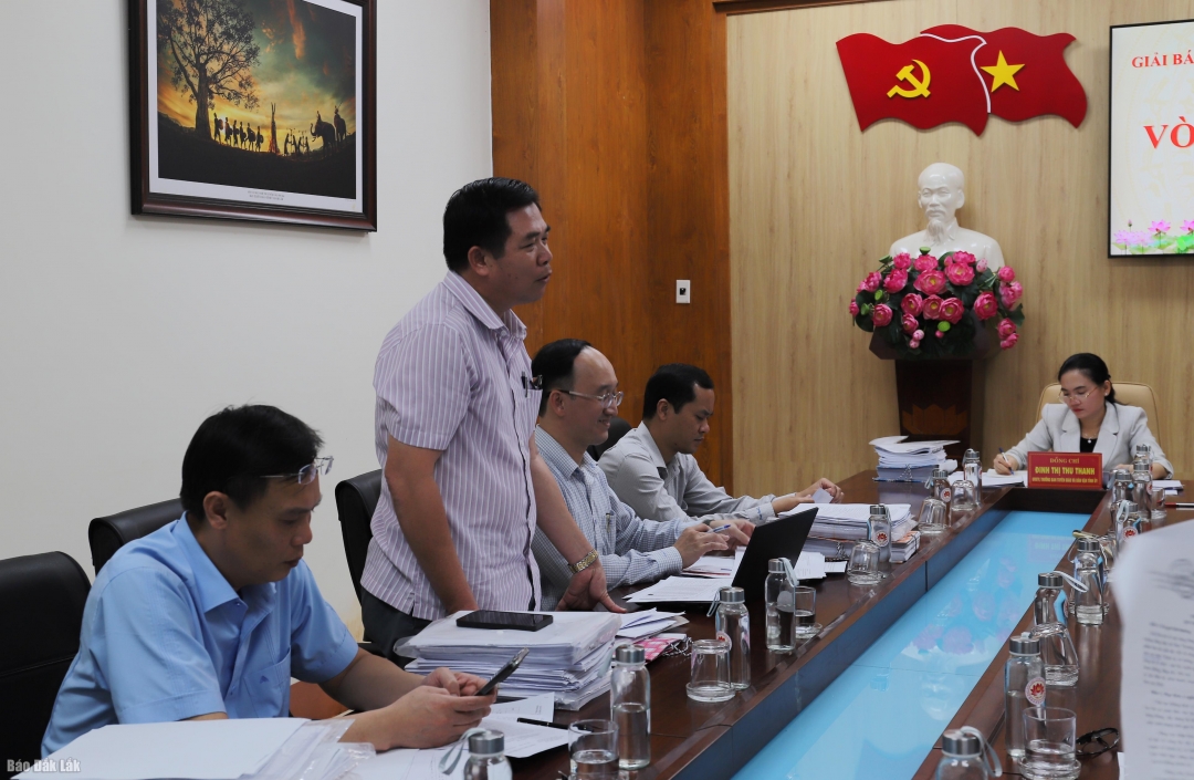 Các thành viên Ban giám khảo thảo luận về các tác phẩm tham dự giải Đồng chí Đinh Thị Thu Thanh, Ủy viên Ban Thường vụ Tỉnh ủy, Trưởng Ban Tuyên giáo và Dân vận Tỉnh ủy, Trưởng Ban giám khảo giải chủ trì buổi làm việc