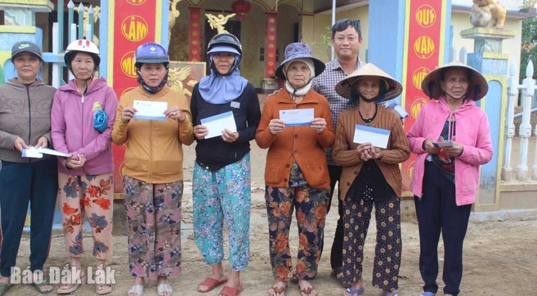 Ông Nguyễn Khắc Trung, giám đốc công ty trao quà cho người dân Long Hà