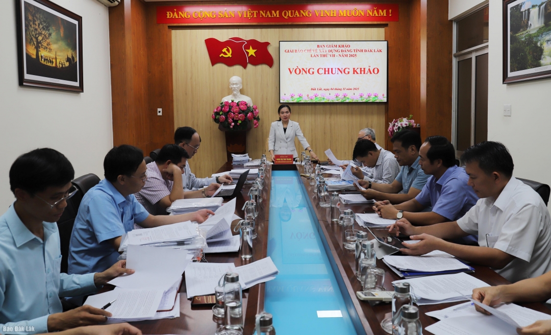 Đồng chí Đinh Thị Thu Thanh, Ủy viên Ban Thường vụ Tỉnh ủy, Trưởng Ban Tuyên giáo và Dân vận Tỉnh ủy, Trưởng Ban giám khảo giải chủ trì buổi làm việc