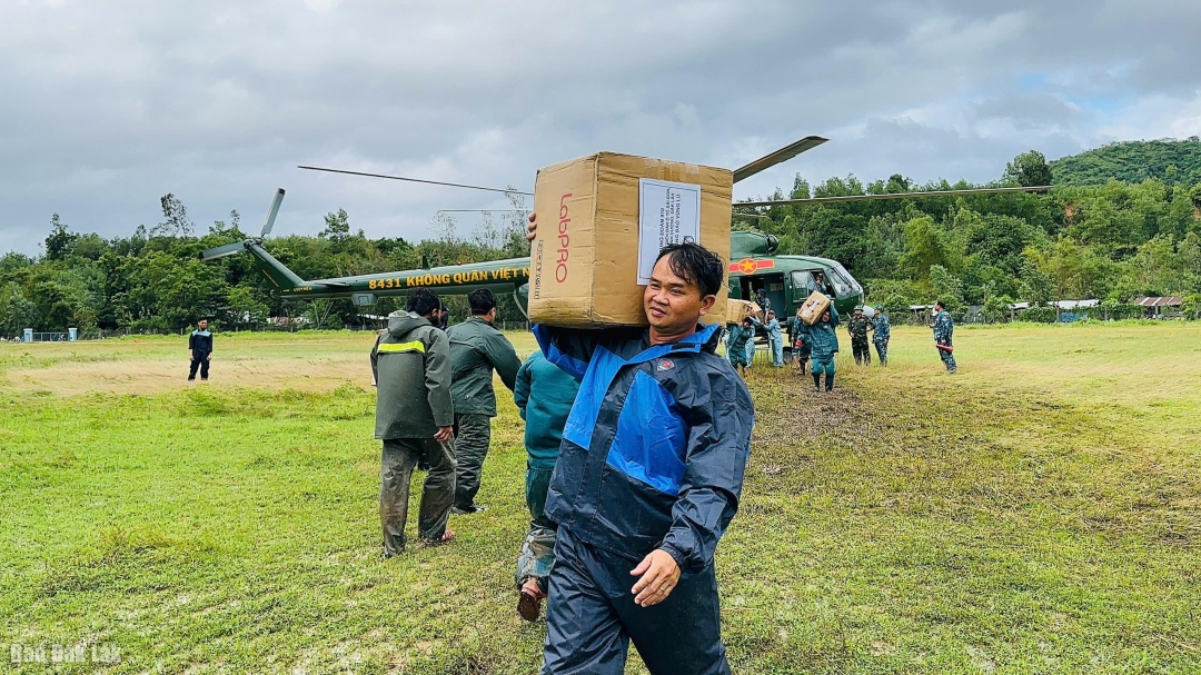 Không quân 370 mang 4 tấn hàng của Bộ Quốc Phòng hỗ trợ xã Đồng Xuân.