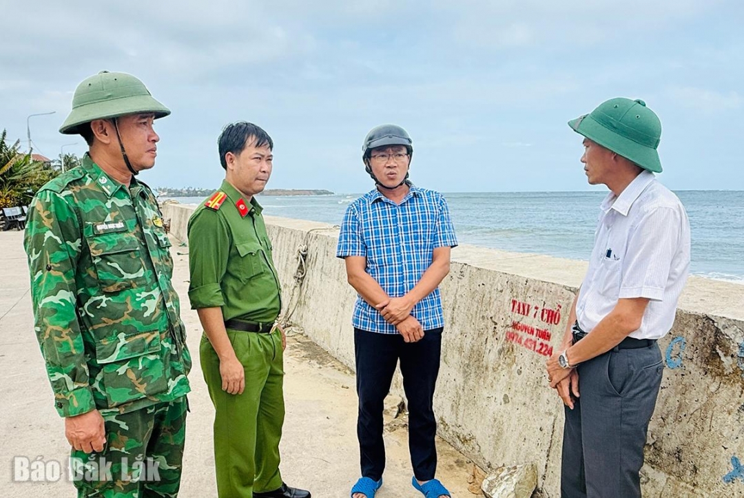Lãnh đạo xã Tuy An Nam họp bàn các phương án phòng chống trước khi bão đổ bộ.