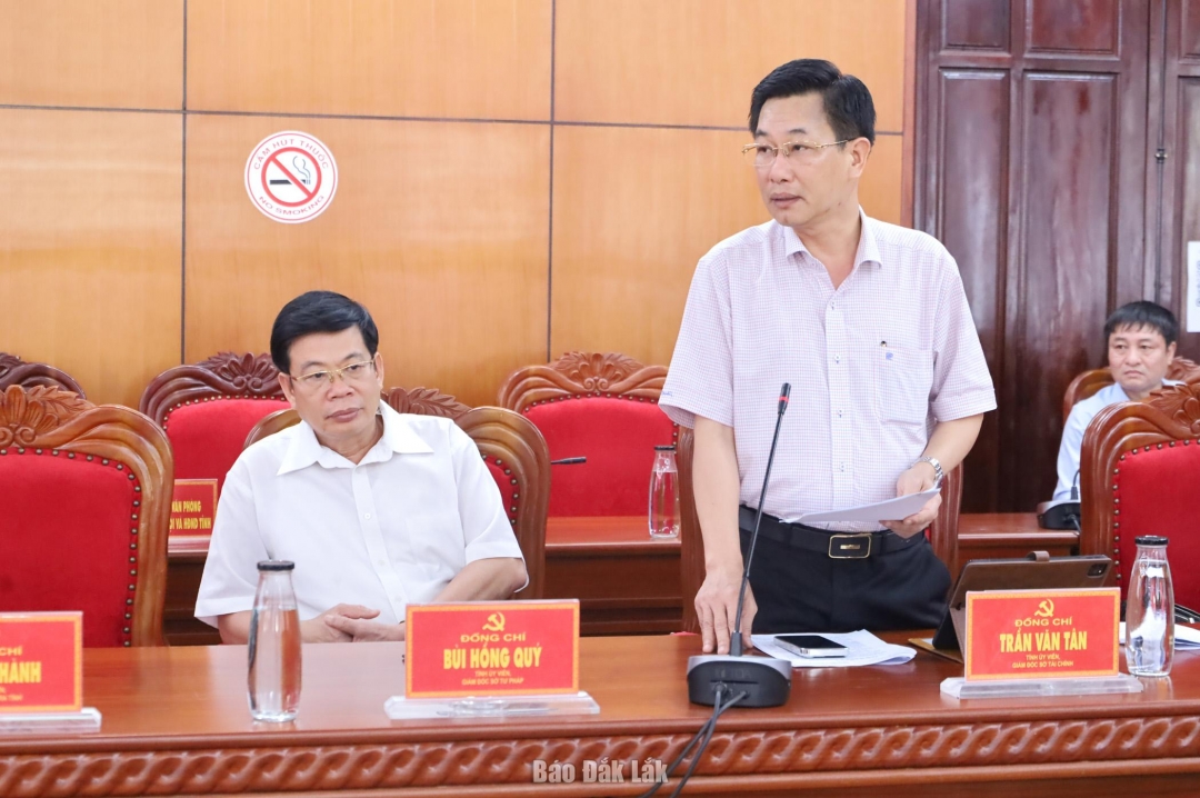 Giám đốc Sở Tài chính Trần Văn Tân tham gia ý kiến tại phiên họp.